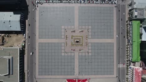 la plaza de sukhbaatar desde la vista superior tomada por un avión no tripulado. tarde soleada