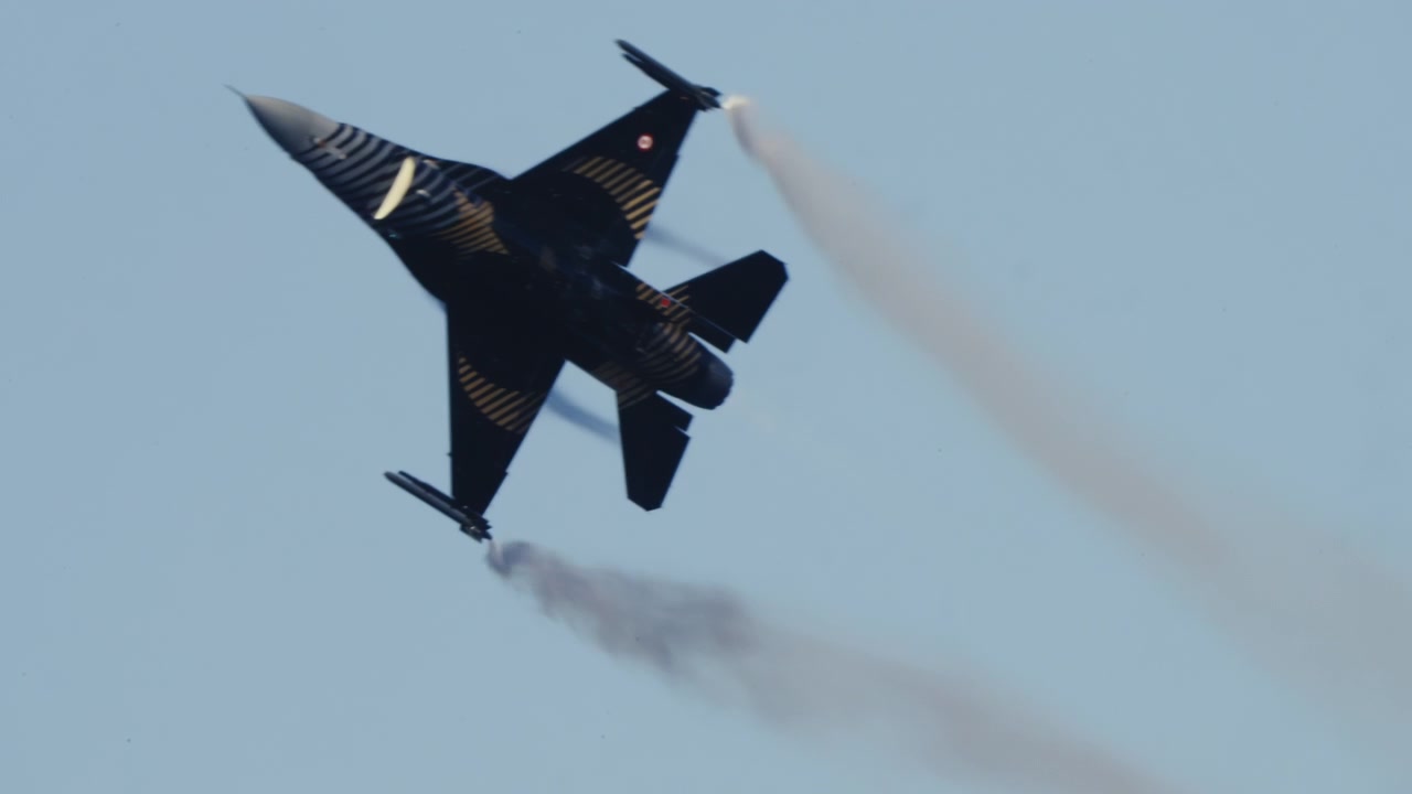 Jet Tempur F-16 Melakukan Akrobatik dengan Jejak Kondensasi di Langit