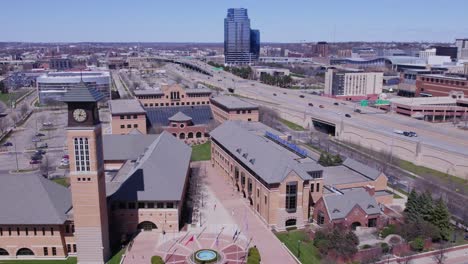 Paralaje-Aéreo-De-La-Torre-Y-El-Campus-De-La-Universidad-Estatal-Grand-Valley