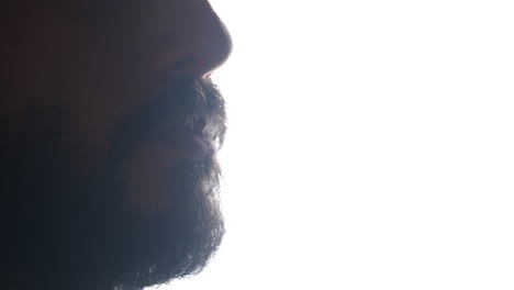 hombre poniendo protección de alineación oral dental en los dientes para la prevención contra la molienda en el sueño