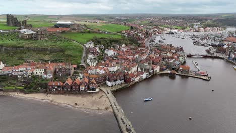 el viejo pueblo de whitby seaside, yorkshire, reino unido. drone, aéreo.
