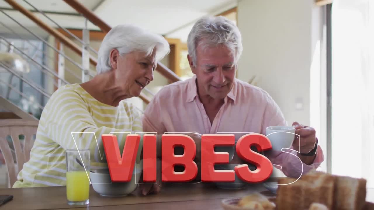 Animation du texte « vibes » en rouge sur un couple de personnes âgées caucasiennes heureuses prenant le petit-déjeuner chez elles.