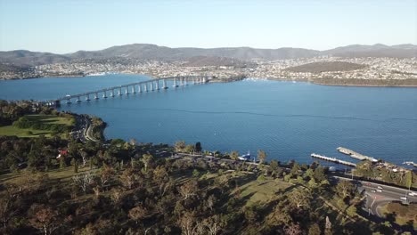 Luftaufnahme-Einer-Drohne,-Die-Von-Der-Tasman-Bridge-Zur-Hafenstadt-Am-Frühlingsabend-Schwenkt,-Hobart,-Tasmanien