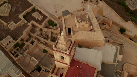 Ruinas-Del-Fuerte-Del-Castillo-De-Gozo-En-La-Isla-De-Malta-Con-Torre-En-Un-Hermoso-Color-Marrón-Arena,-Vista-Aérea-De-Pájaros-Deslizarse-Hacia-La-Derecha