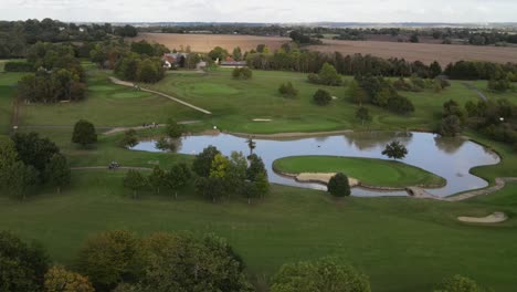 Toot-Hill-Golf-Club-Essex-Reino-Unido-Imágenes-De-Drones-Sobre-El-Lago-Y-La-Calle