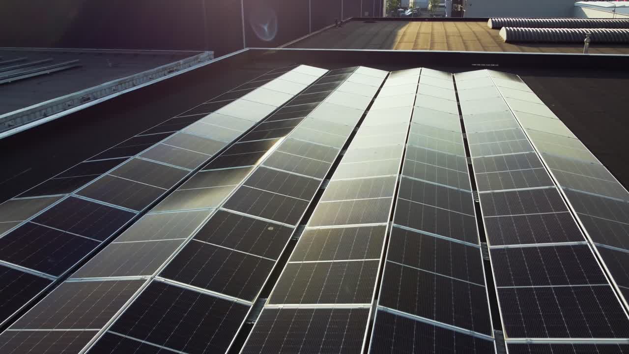 múltiples paneles solares en un techo p3