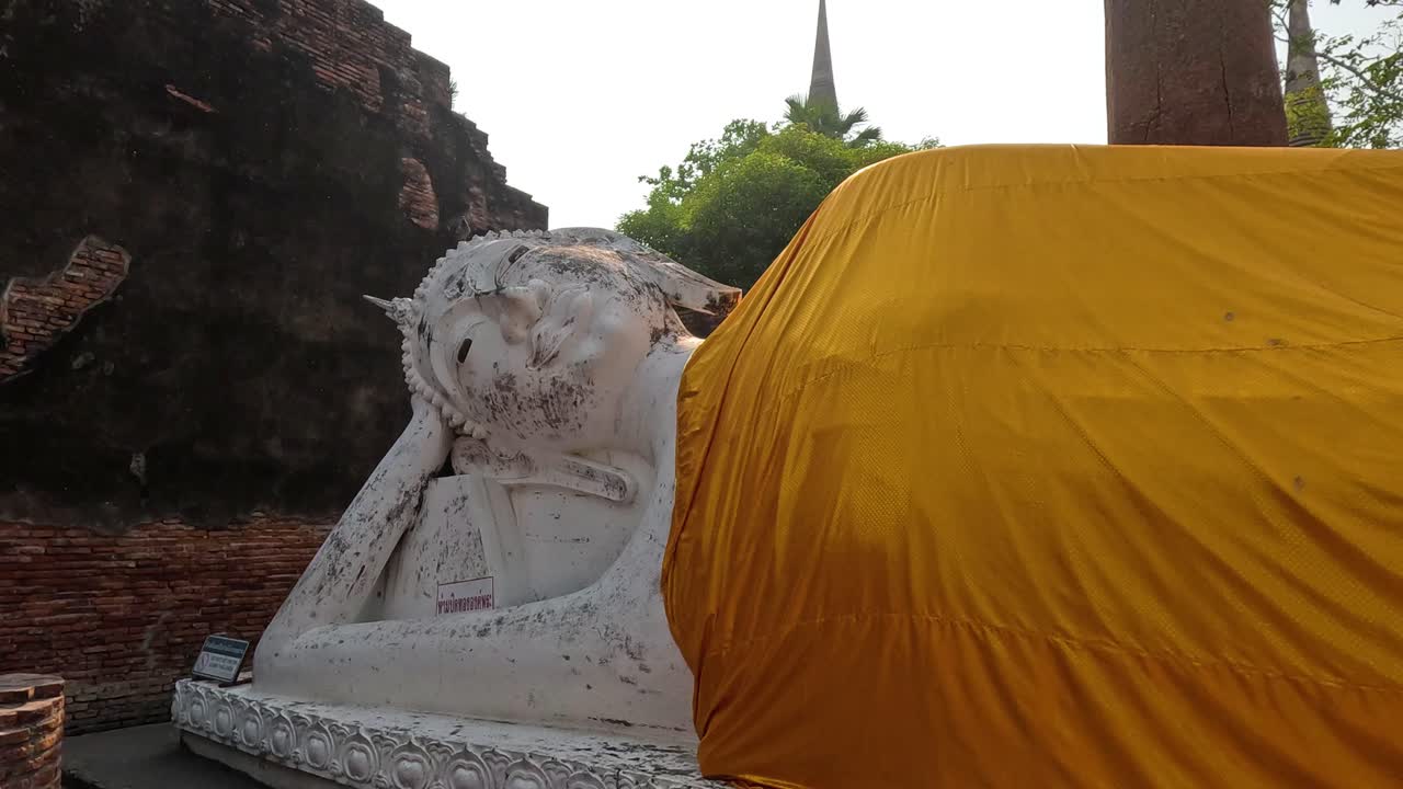 tela removida gradualmente de una estatua de buda