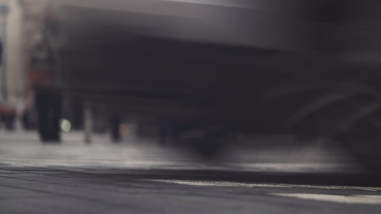 escena callejera de la ciudad con peatones