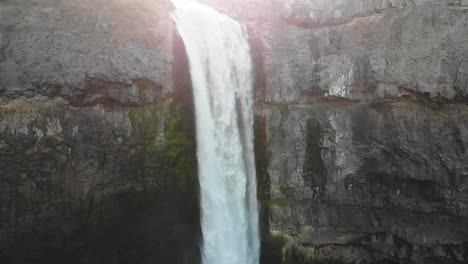 Drohnenaufnahme-Des-Wasserfalls-Im-Bundesstaat-Washington