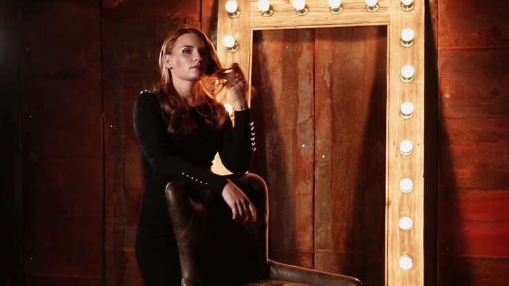 Donna con i capelli rossi in abito nero