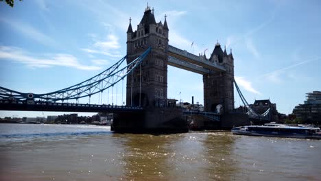 Timelapse-Del-Puente-De-La-Torre,-Ubicado-En-El-Río-Támesis-En-Londres,-Inglaterra,-Reino-Unido