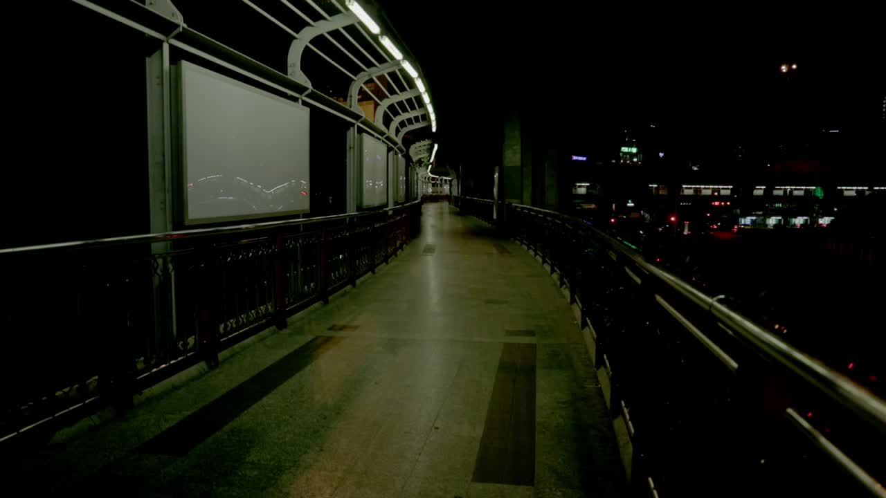 밤에 방콕의 승전 기념비에 있는 자동차를 구경하다