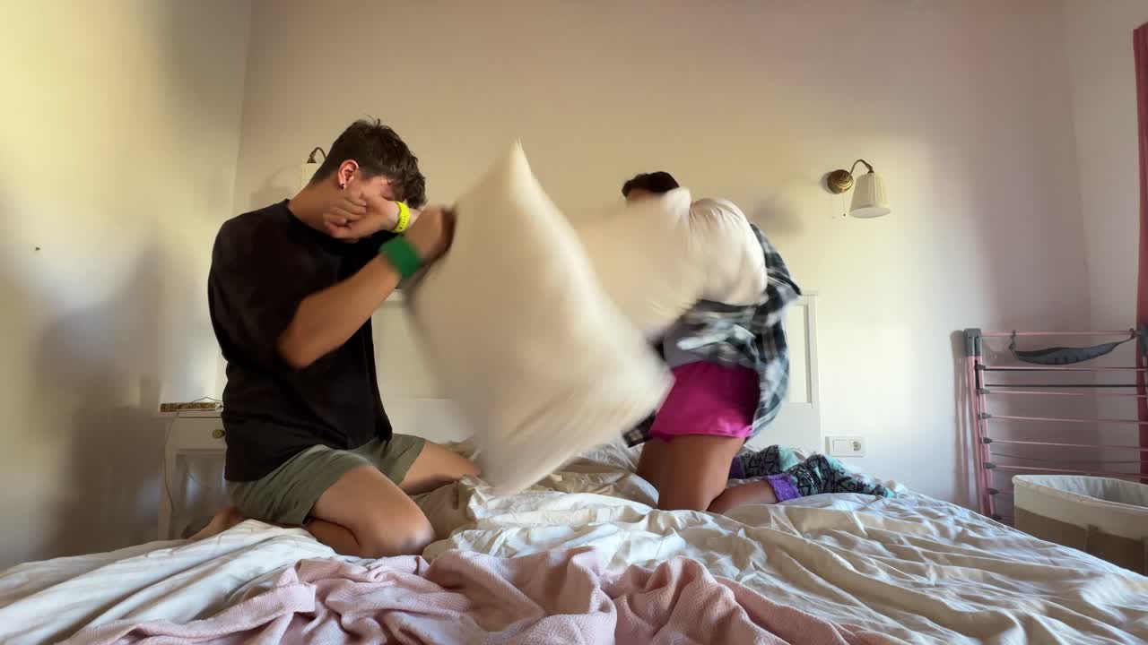 침실에서 베개 싸움