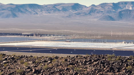 Granja-Solar-En-El-Desierto-De-Nevada-Durante-El-Día,-Aérea