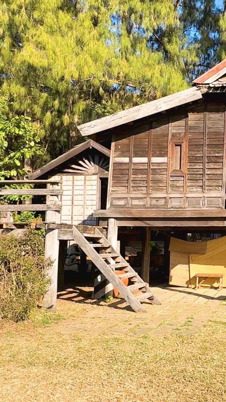 Casa in legno immersa nella natura nella Thailandia rurale