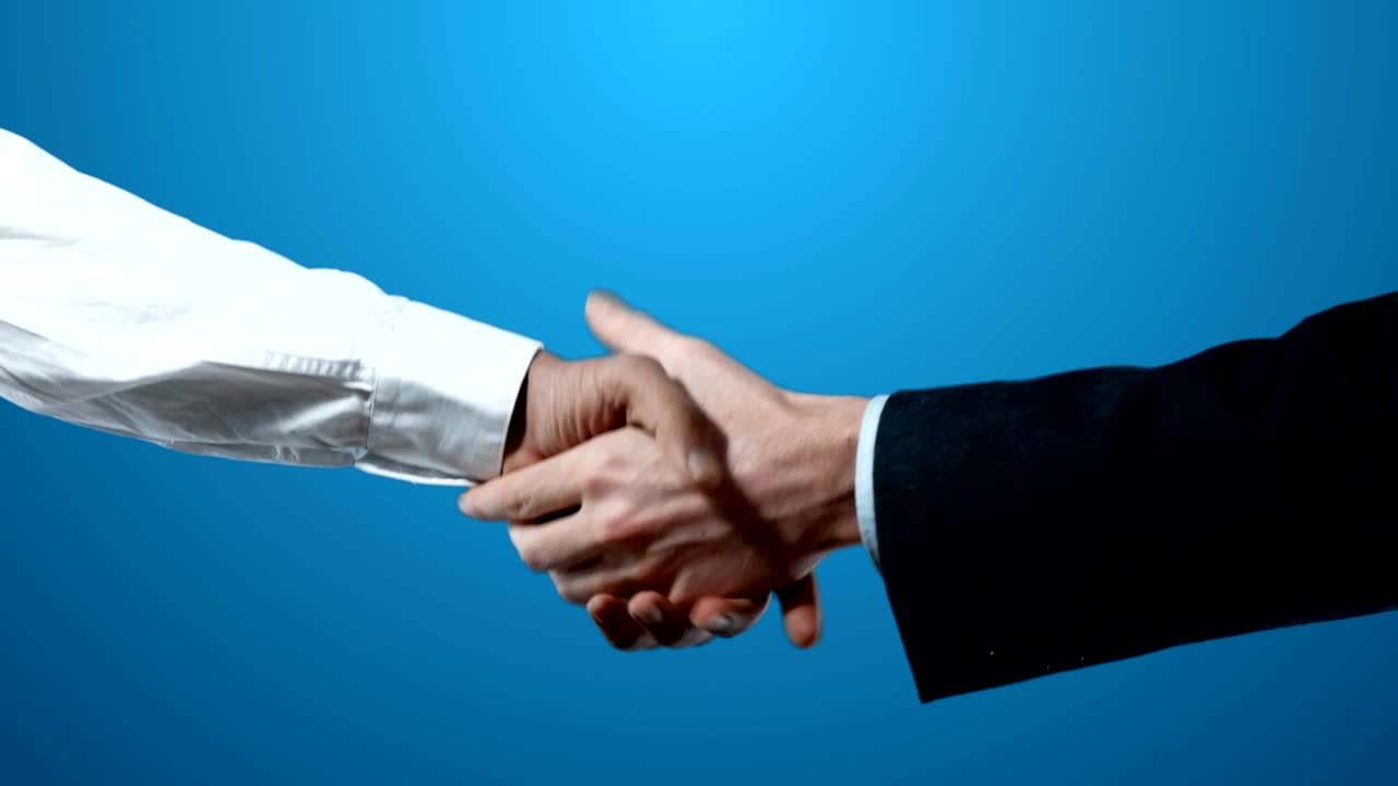 un apretón de manos internacional entre dos hombres de negocios en traje en el video 4k de chroma key.