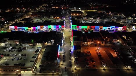 Rochester,-Horizonte-De-Michigan-En-La-Noche-Iluminado-Con-Luces-Navideñas-En-Edificios-Y-Video-De-Drones-Plano-General-Avanzando