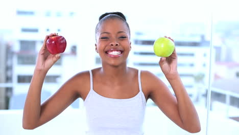 un beau modèle joyeux tenant des pommes