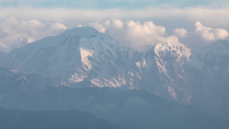 lapso de tiempo de la cadena de montañas anna-purna en nepal como se ve desde el alto mustang