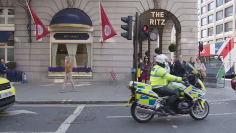 Motociclistas-De-La-Policía-Fuera-Del-Hotel-Ritz-En-Piccadilly-En-Londres,-Reino-Unido-1