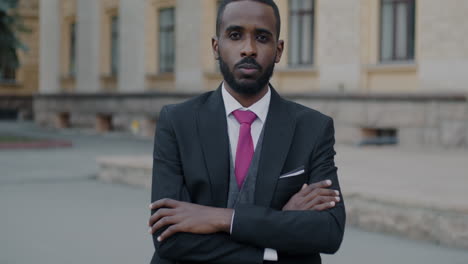un hombre de negocios en traje.