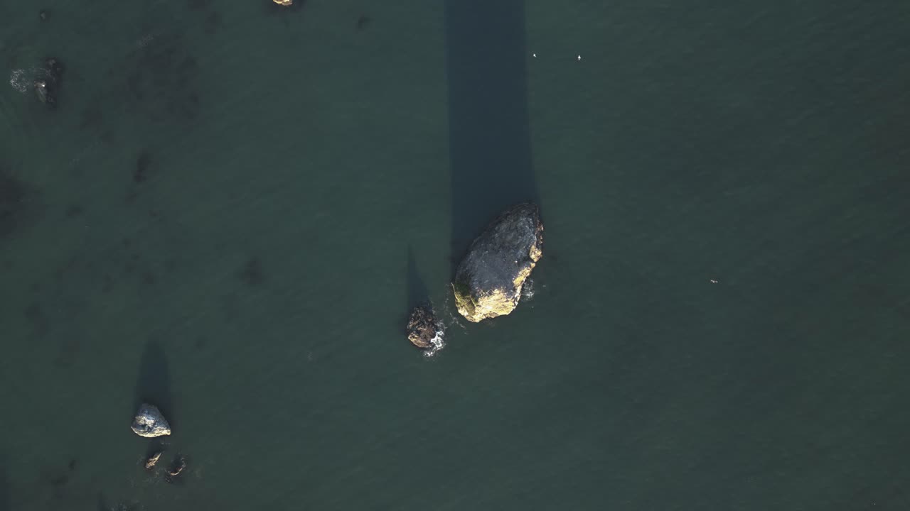 미국 오리건 해안의 바다에서 바위 형성의 위에서 아래로 보이는 모습 - 드론 촬영