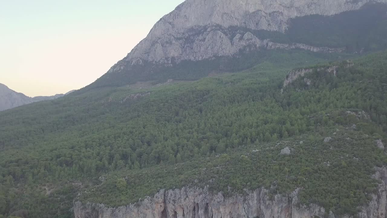 hermoso clip en movimiento lento de la cordillera de geyikbayiri que comienza desde el pie de la colina hasta el pico