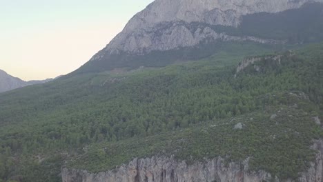 hermoso clip en movimiento lento de la cordillera de geyikbayiri que comienza desde el pie de la colina hasta el pico