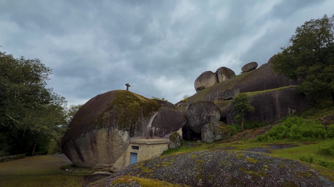 Bagside af Santuario de Nossa Senhora da Lapa, et stenkapel bygget under en massiv granitblok i Soutelo, Portugal