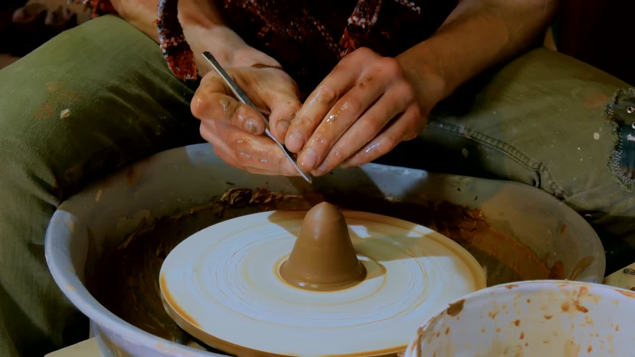 alfarero profesional que trabaja en taller, estudio