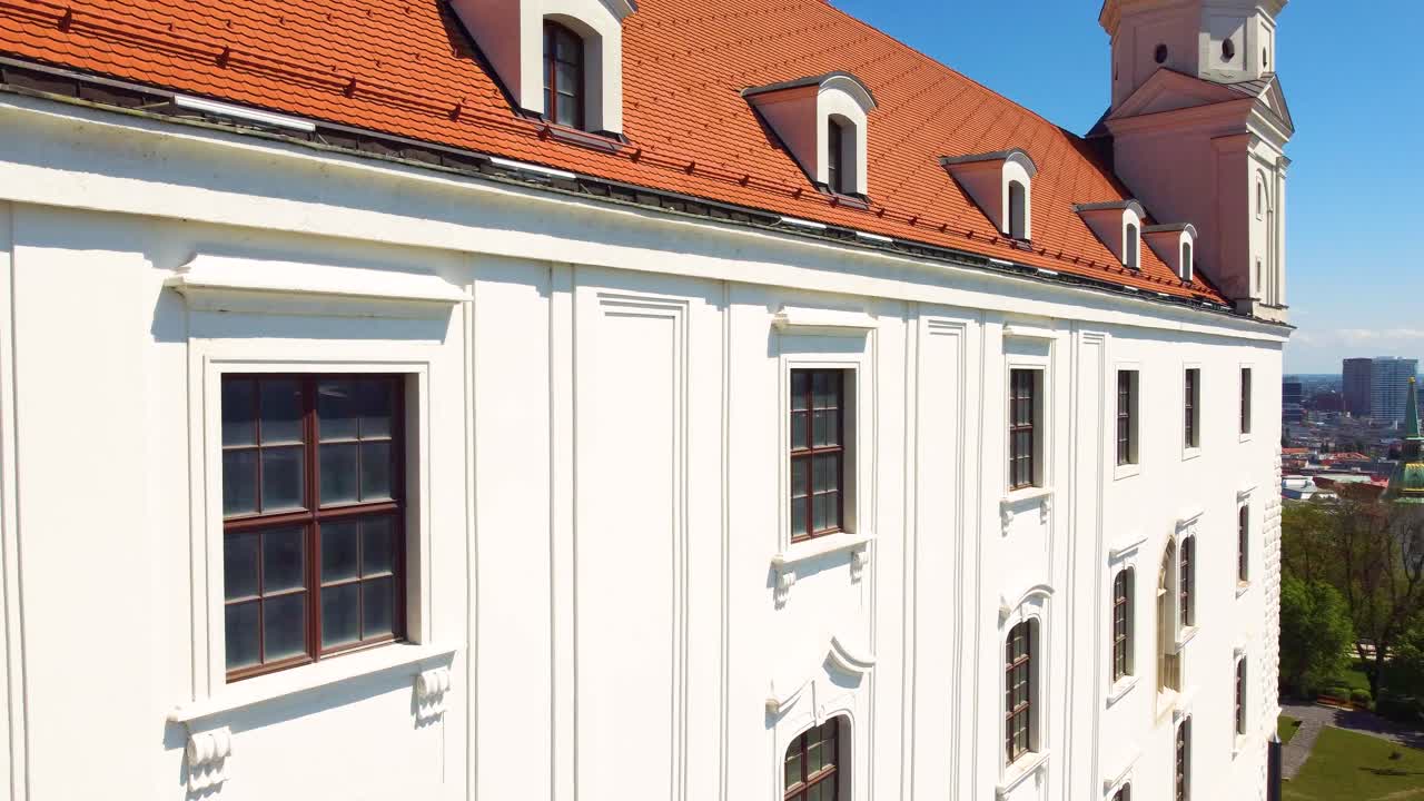 bratislava paredes blancas del castillo y techo de azulejos naranja con vistas a la ciudad, eslovaquia