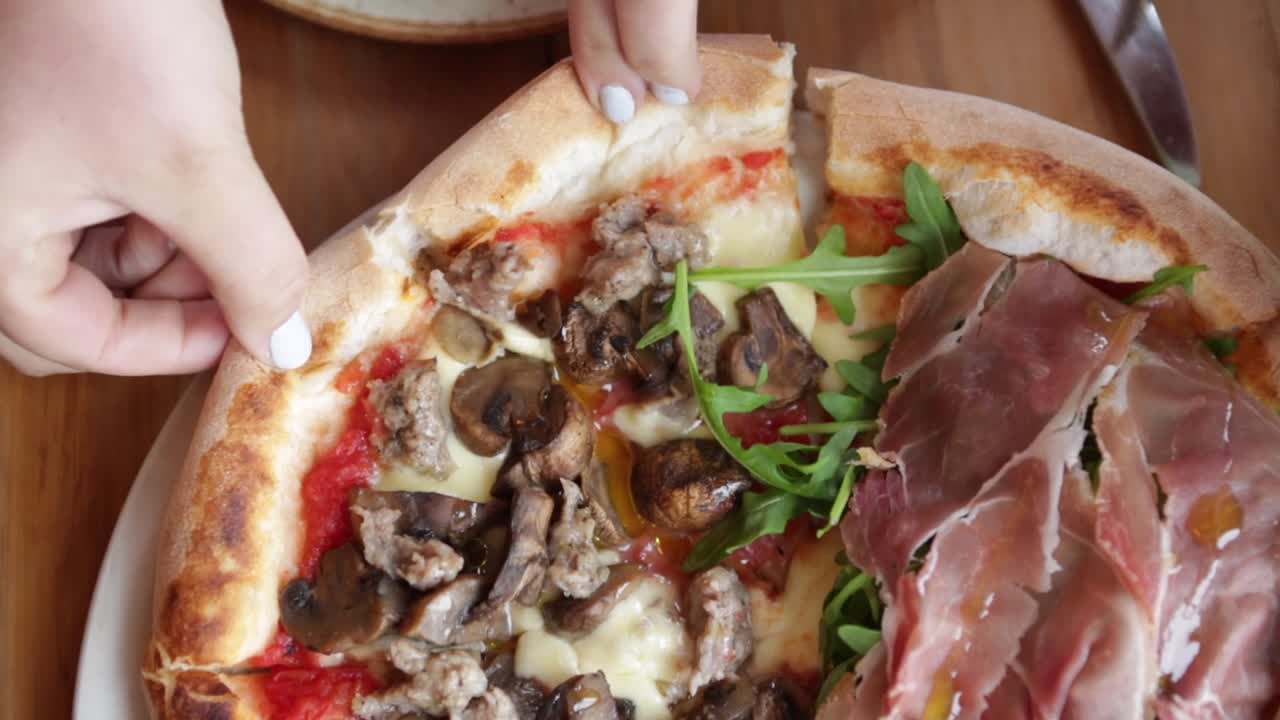 흥미로운 촬영 방식으로 접시 위의 음식