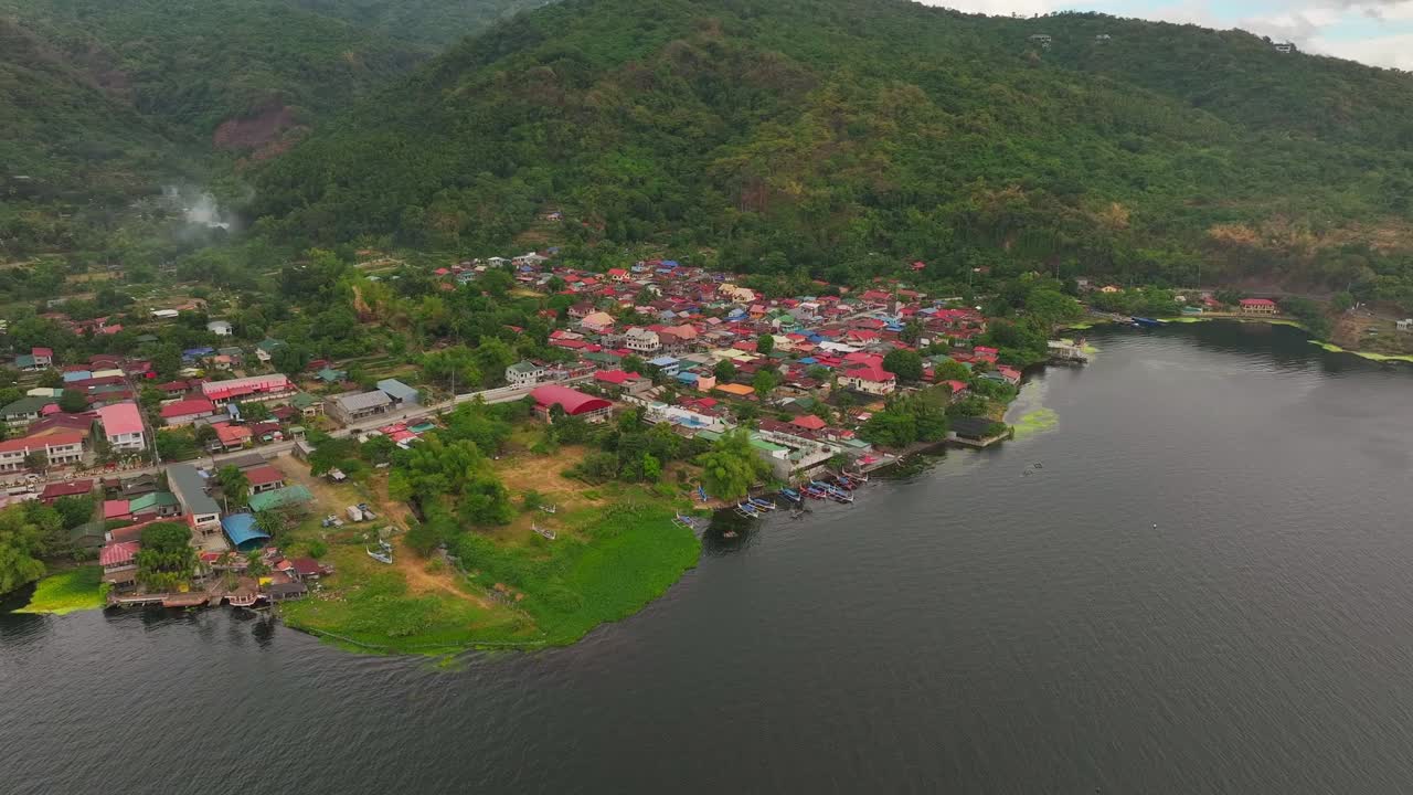 aldea asiática en el lago taal en el paisaje rural al atardecer