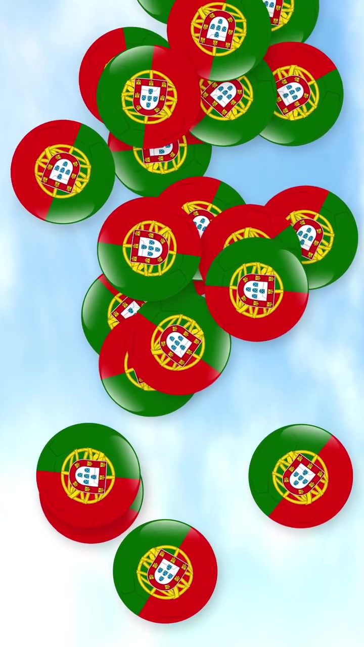 Palloni da calcio con la bandiera nazionale portoghese cadono attraverso un cielo azzurro brillante con nuvole soffici