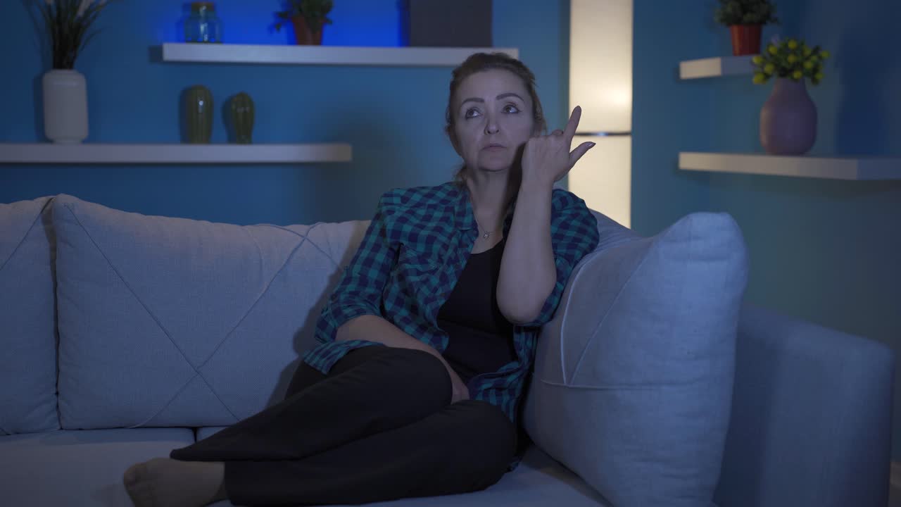 la mujer a la que se le ocurrió una idea sobre su trabajo en casa por la noche.