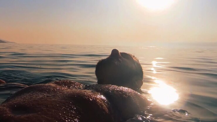 flottant dans la mer morte au coucher du soleil