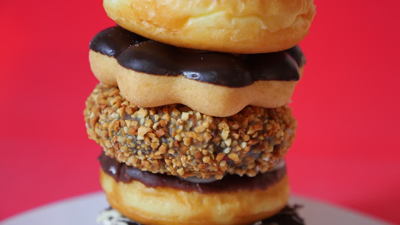 은 바탕에 색 접시에 맛있는 달한 다른 색의 도을 쌓습니다.