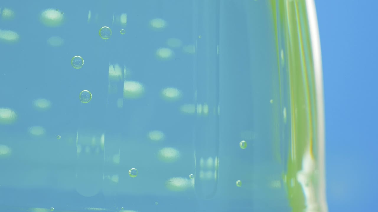 물 속의 거품, 물 속에 용해된 이산화탄소, 액체 상태에서 기체 상태로의 전환, 부드러운 움직임