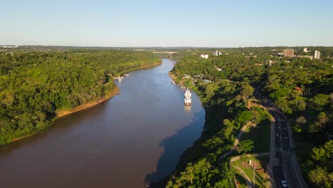 Vista-Aérea-De-Puerto-Iguazú,-Argentina-Con-El-Puente-Que-Divide-Brasil-Y-Argentina-Al-Fondo