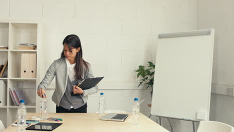 mujer de negocios hispana se prepara para una reunión de negocios