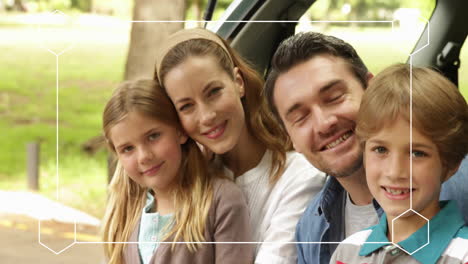 familia feliz sentada juntos, animación de marco blanco sobre el fondo al aire libre