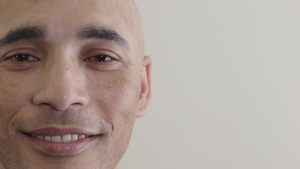 retrato de cerca hombre hispano atractivo sonriendo confiado disfrutando de satisfacción feliz hombre exitoso aislado en fondo blanco