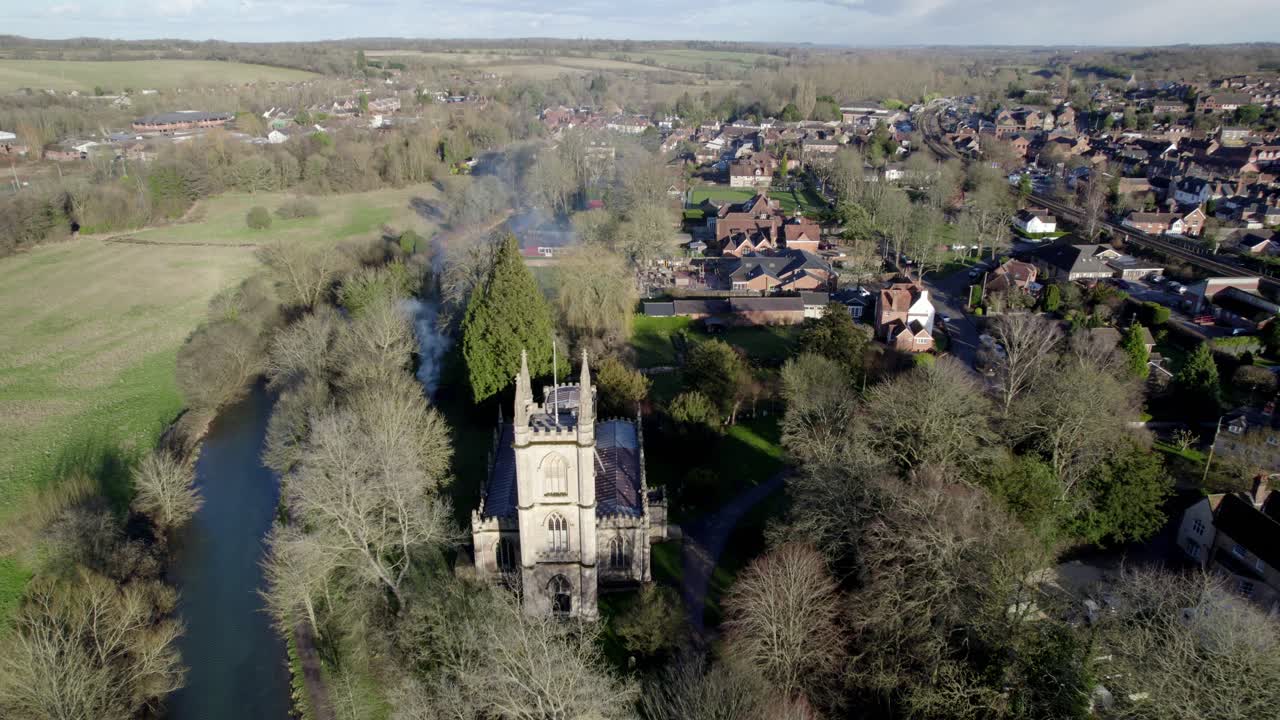 Toma de revelación con dron de la Iglesia de San Lorenzo, Hungerford, Reino Unido