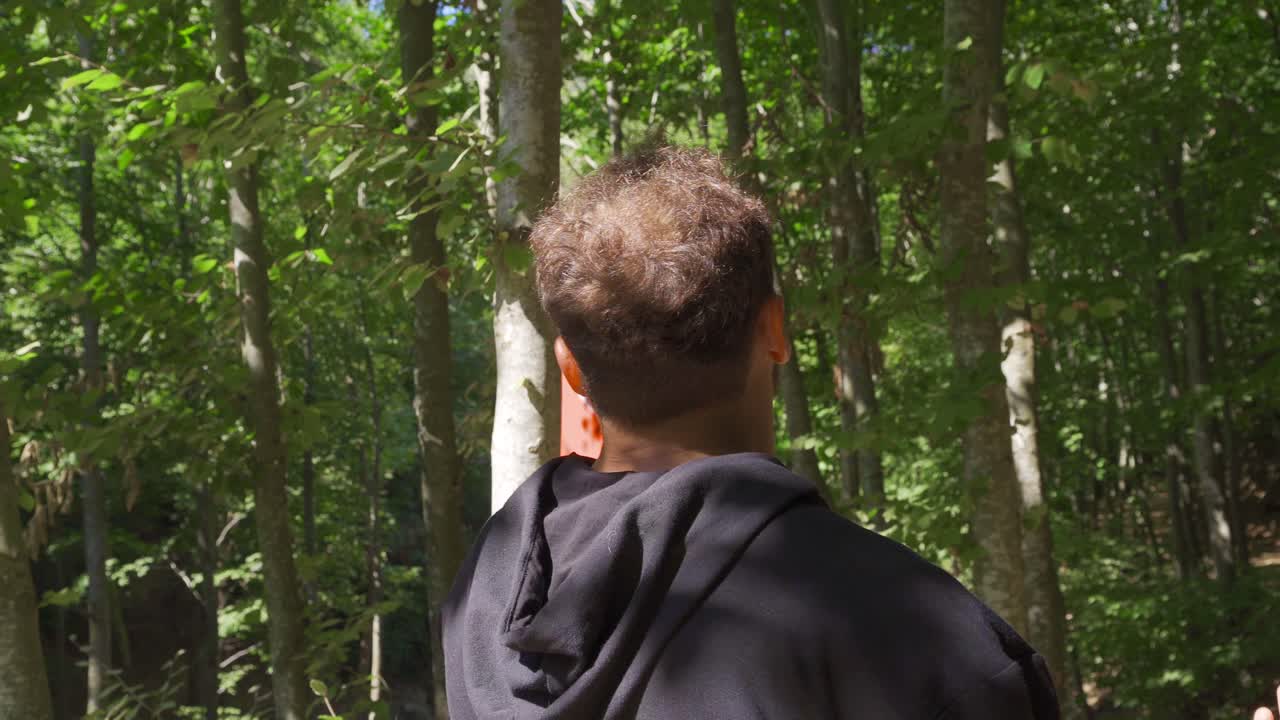 터키  ⁇ 발을 바라보는 젊은이가 기도하고 있습니다.