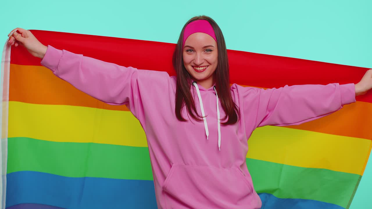 alegre chica linda sonriendo con arco iris bandera lgbt celebrar desfile mostrar tolerancia matrimonios del mismo sexo