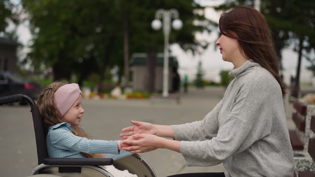 una niña alegre con artritis disfruta jugando con su mamá