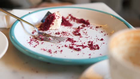 plato vacío de pastel de terciopelo rojo con café