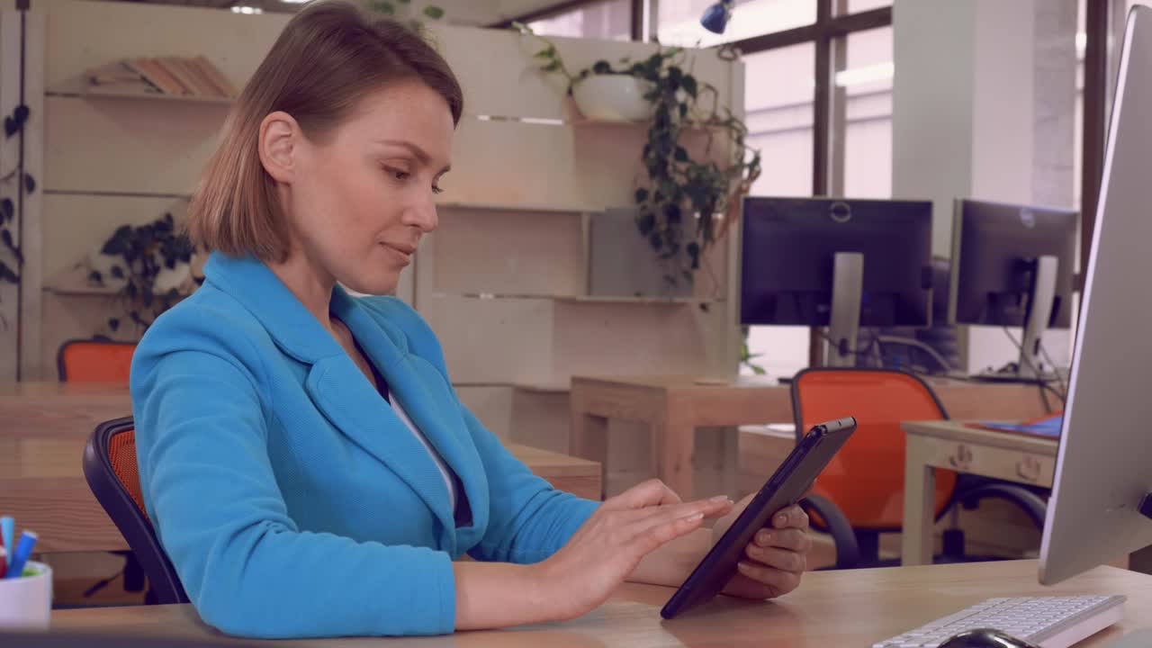 retrato de una mujer con un aparato en el trabajo