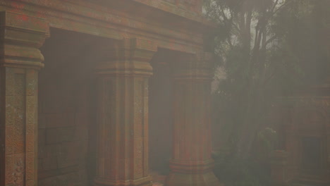 misteriosas ruinas antiguas en una selva de niebla