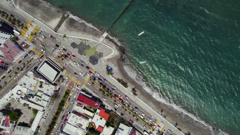 Spiralförmig-An-Einem-Tropischen-Strand-Neben-Einer-Autobahn-Entlang-Sausen